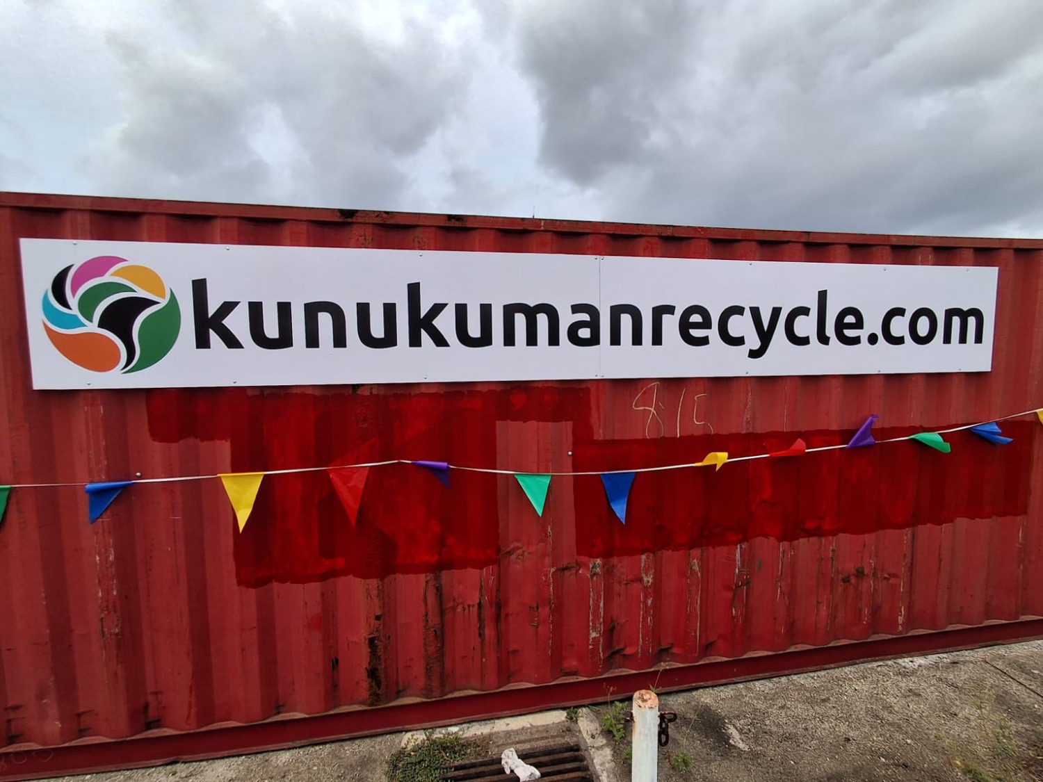 De inzamelcontainer van ZZIIN Recycle met vlaggetjes
